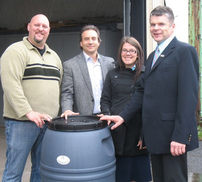 La remise des barils a été effectuée par le directeur général de la Régie intermunicipale de l'eau de la vallée du Richelieu, Jacques Drouin, ainsi que de Cynthia Pepin et de Luc Benoit, des supermarchés IGA.
