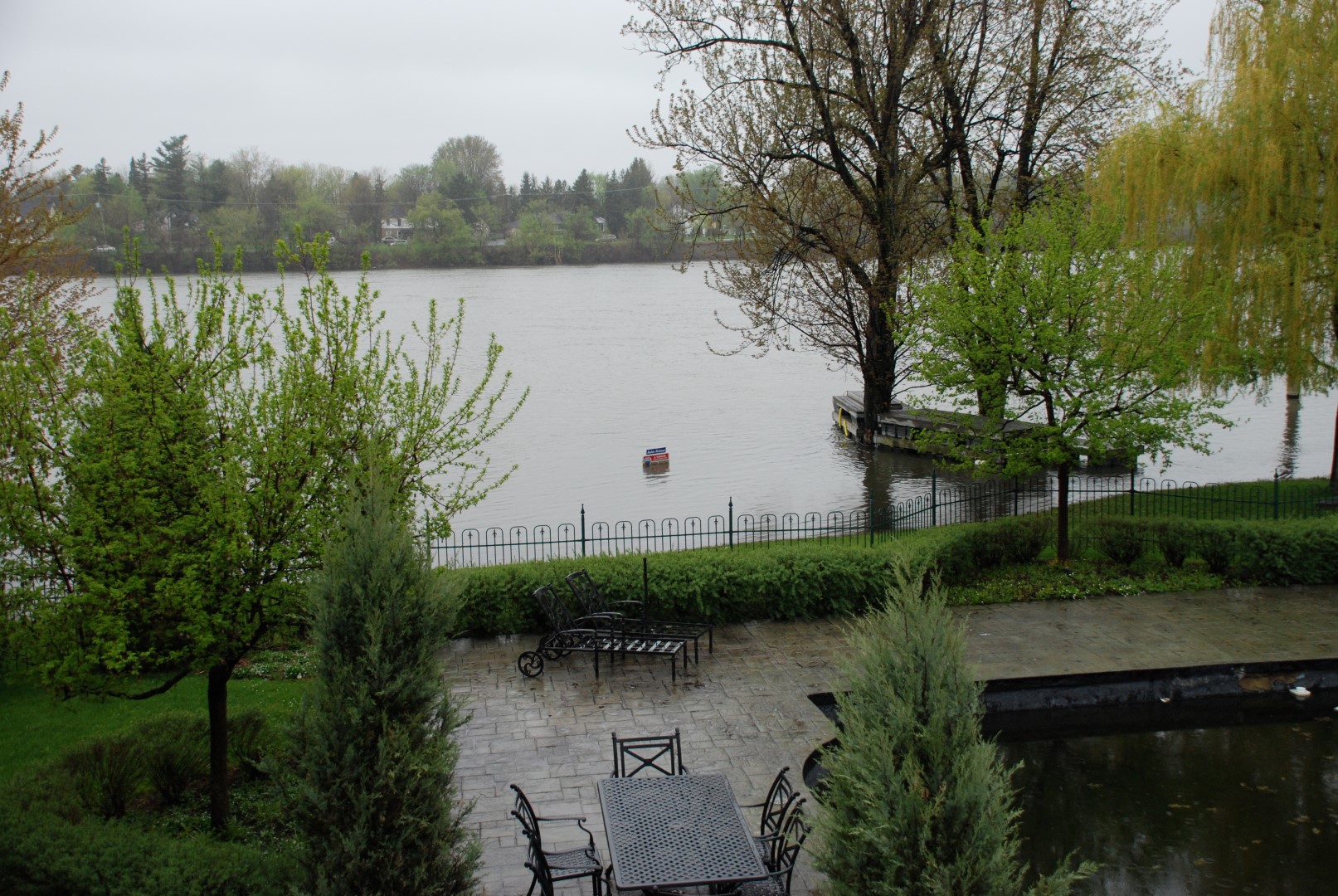Pour certains résidants plus chanceux, comme Christian Hardy de Mont-Saint-Hilaire, seul le jardin de leur propriété a été inondé. (Photo: Isabelle Le Maléfan)