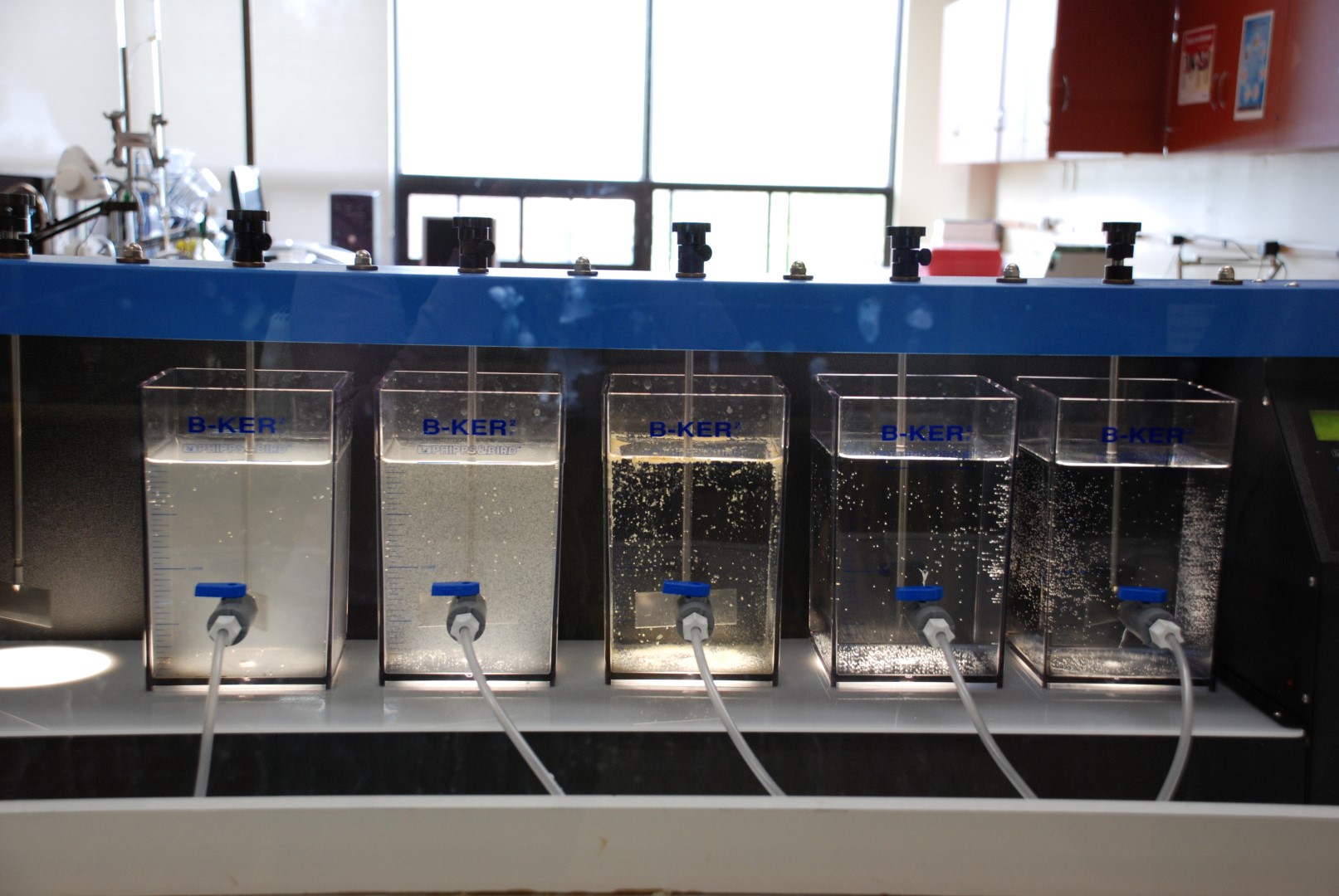 Le laboratoire de l'usine de filtration d'eau permet de contrôler la qualité de l’eau. De gauche à droite, es étapes de filtration de l’eau, de son arrivée dans l’usine à notre robinet. (Photo: Isabelle Le Maléfan)
