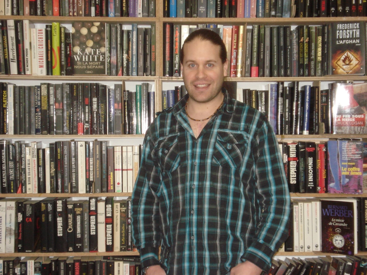 Parmi ses livres, Frédéric Fortin tente à sa façon d’aider les jeunes décrocheurs. (Photo : Isabelle Laramée)