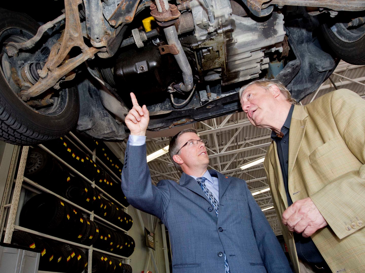 Michel Séguin, propriétaire à la tête du comité environnement de Canadian Tire, et Louis-Paul Allard, président de la Fondation québécoise en environnement. (Photo : Alarie Photos)
