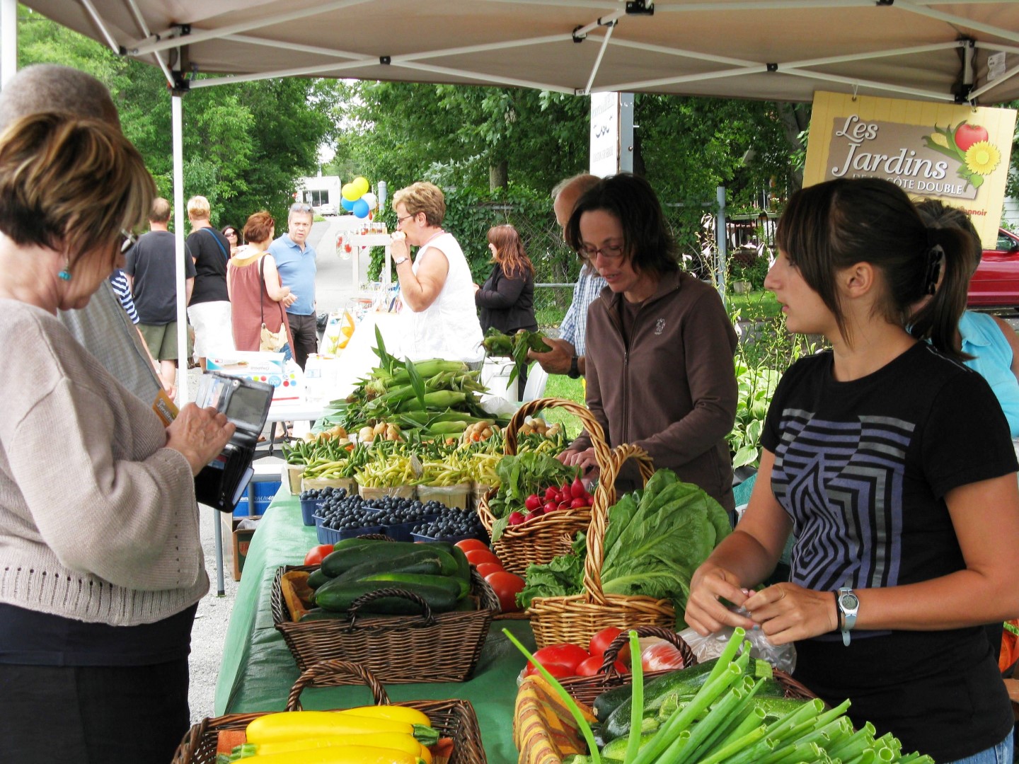 De nouveau cet été, il sera possible de faire ses emplettes chaque dimanche au marché publique d'Otterburn Park. (Photo : Courtoisie)