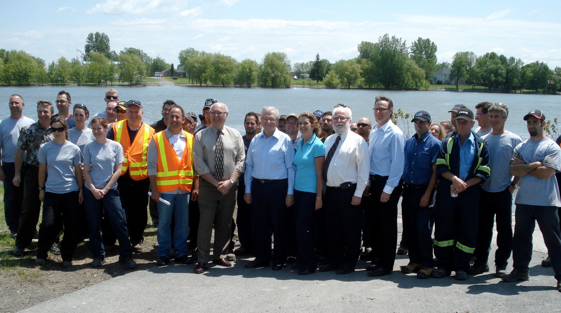 L’apport des employés municipaux des villes de Laval, Varennes et Sainte-Julie, venus prêter main fort à leurs acolytes de Saint-Basile-le-Grand, le 14 juin dernier, a été souligné en présence de dignitaires municipaux et régionaux. (Photo : Nathalie Paquin)