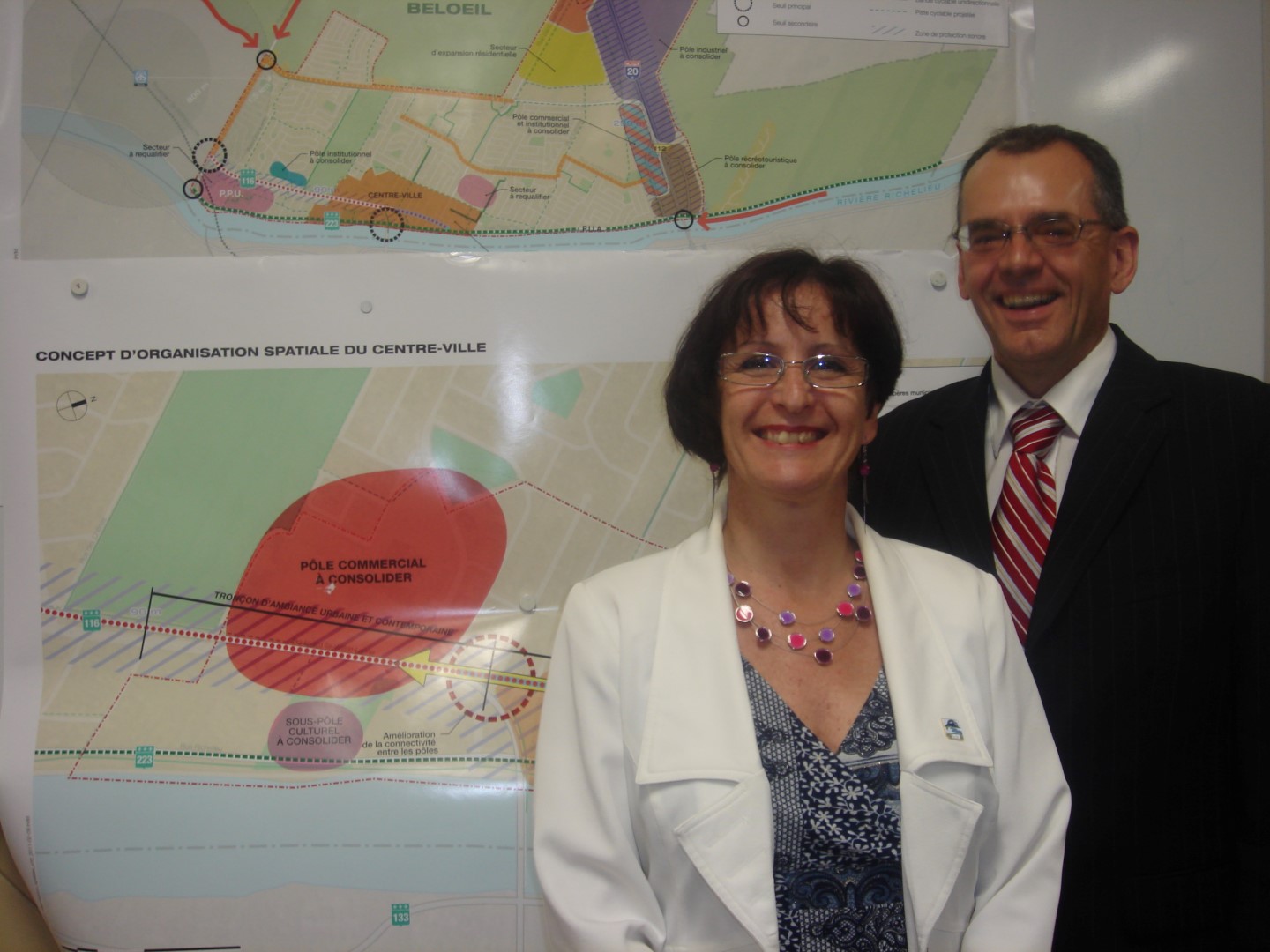 La mairesse de Beloeil, Diane Lavoie et Denis Laplante, directeur des Services de planification et de développement du territoire, ont exposé les différentes décisions de la Ville concernant le nouveau plan d’urbanisme. (Photo : Isabelle Laramée)