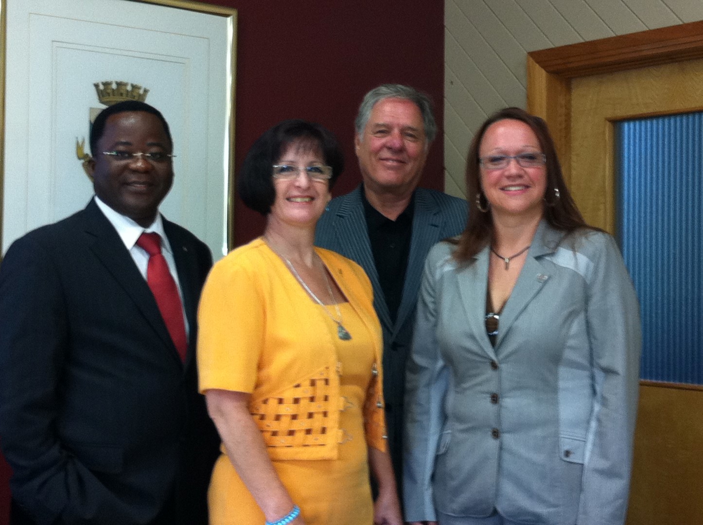 Le maire de la commune de Banfora, Souleymane Soulama, a été accueilli, la semaine dernière, par la mairesse de Beloeil, Diane Lavoie, le député provincial de Borduas, Pierre Curzi, et Édith Gingras, gestionnaire de programme, Afrique, à la Fédération canadienne des municipalités. (Photo : Isabelle Laramée)