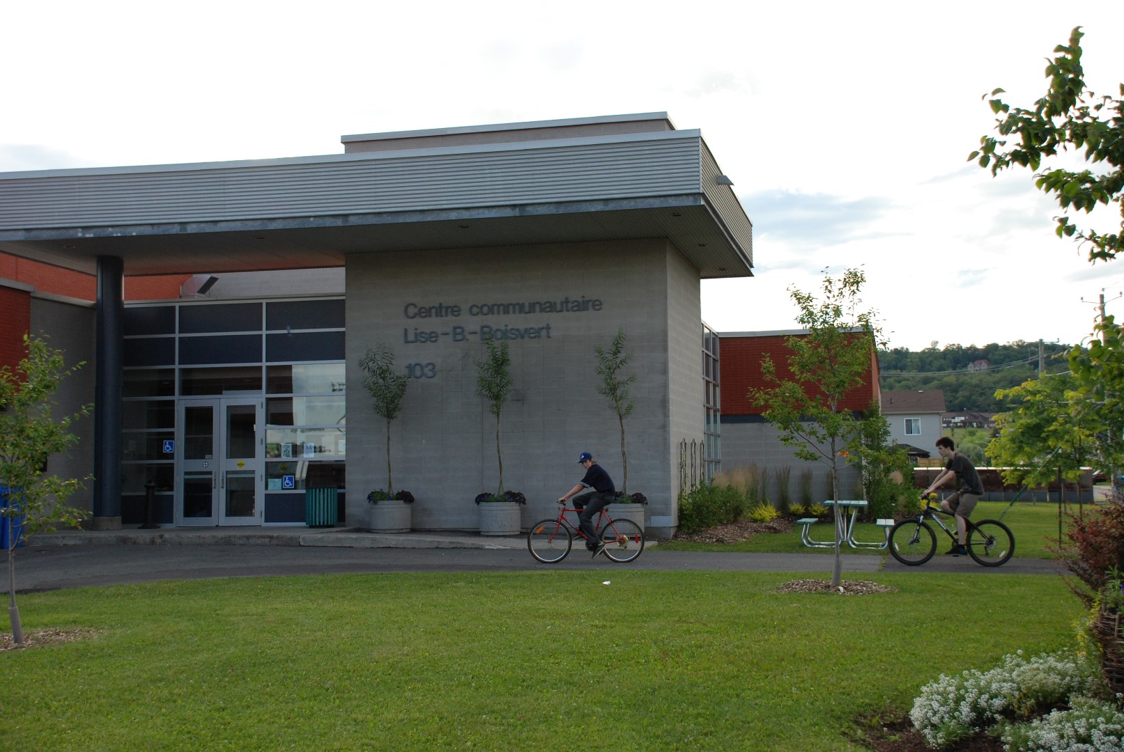 Le Centre communautaire Lise-B.-Boisvert sera raccordé à la mairie grâce au réseau de fibres optiques de Vidéotron. (Photo : Isabelle Le Maléfan)