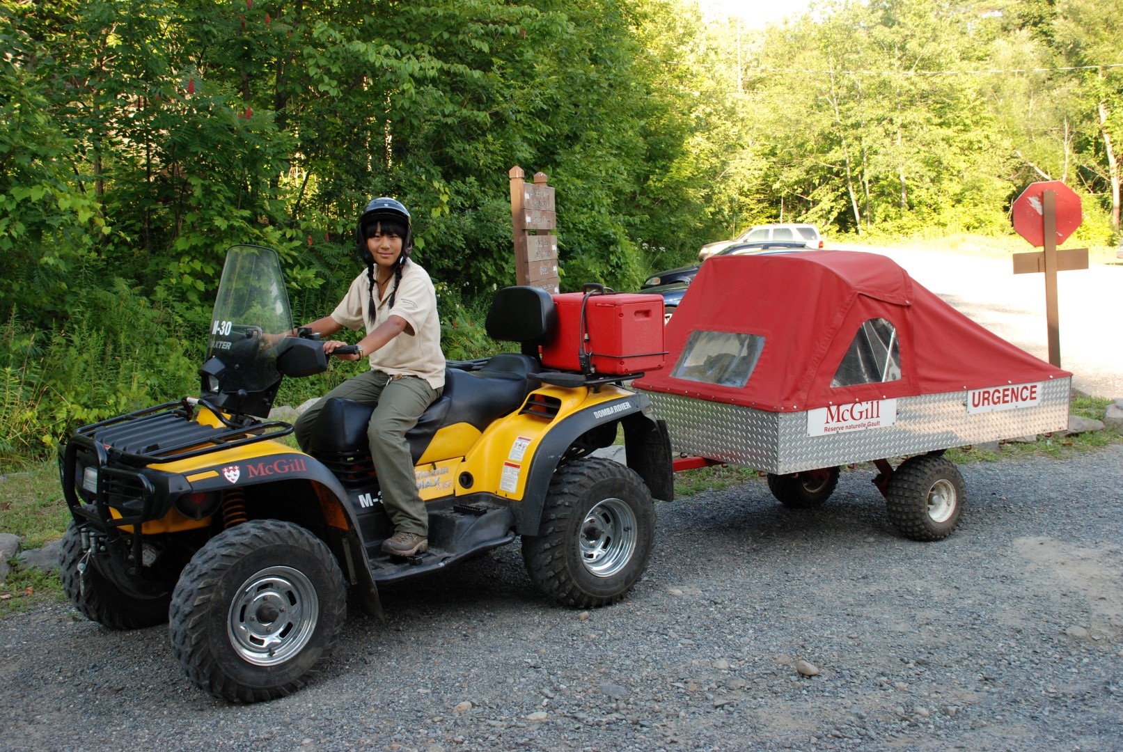 Rose patrouille la montagne pour la deuxième année. Sur son VTT, elle peut partir chercher un blessé. La suspension de la remorque a été spécialement conçue pour amortir les secousses.