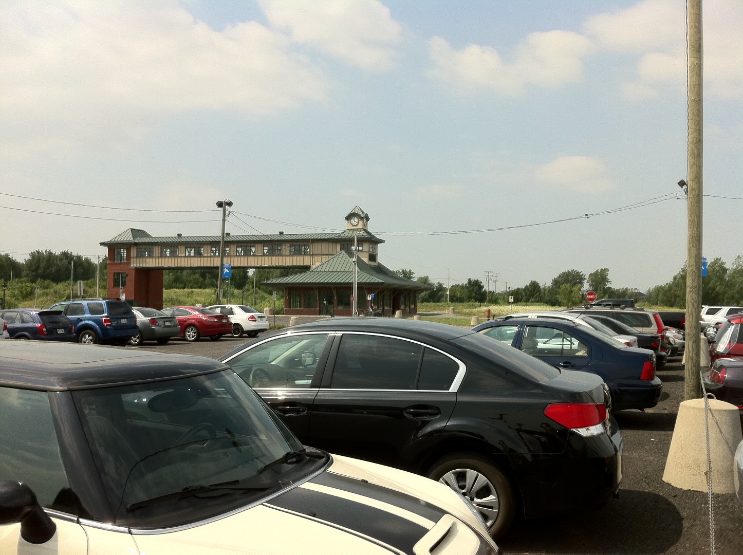 Une fois les travaux de réaménagement du stationnement de la gare Mont-Saint-Hiliaire terminés, 856 voitures pourront se garer. (Photo : Maxime Labrie)