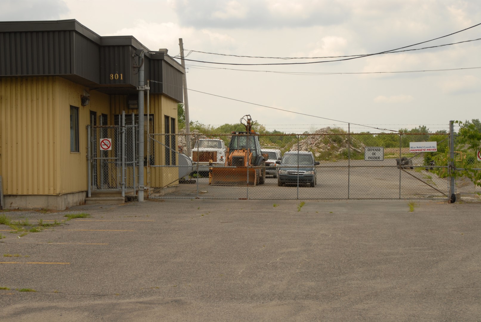 Le terrain jadis occupé par la CIL, situé en bordure de la rivière Richelieu, à McMasterville et Saint-Basile-le-Grand, pourrait demeurer à usage industriel et commercial. Le maire de McMasterville, lui, souhaiterait un développement domiciliaire, avec golf et marina.