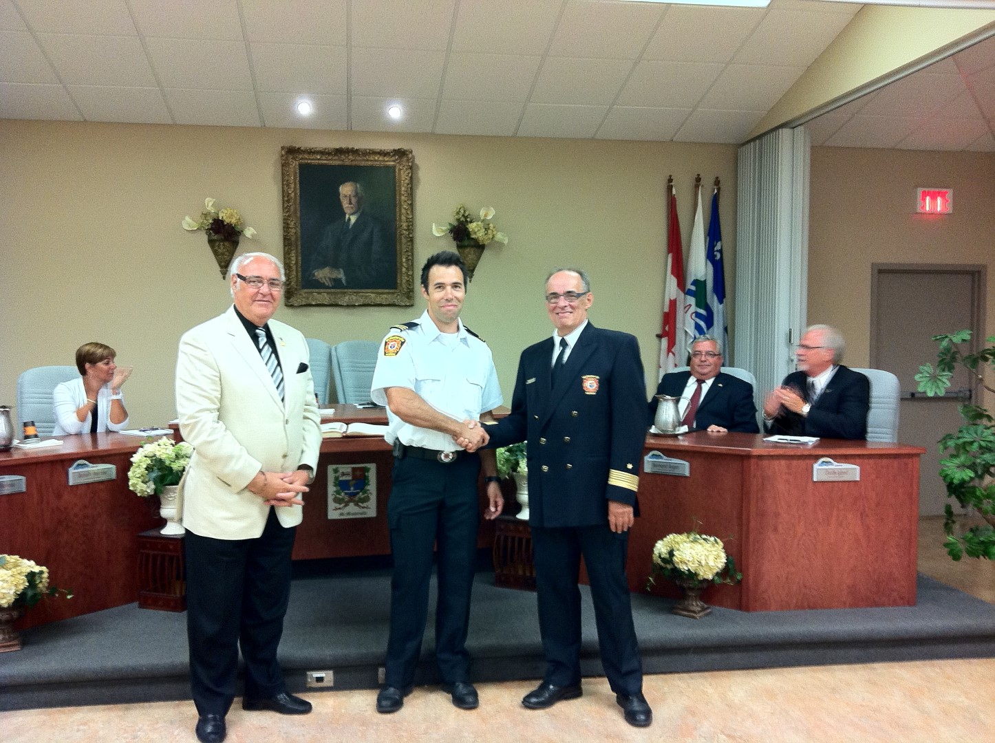 Le maire de McMasterville, Gilles Plante, et le directeur du Service de sécurité incendie, Alain Lacas, ont officiellement promû David Roy capitaine le 1er août dernier.