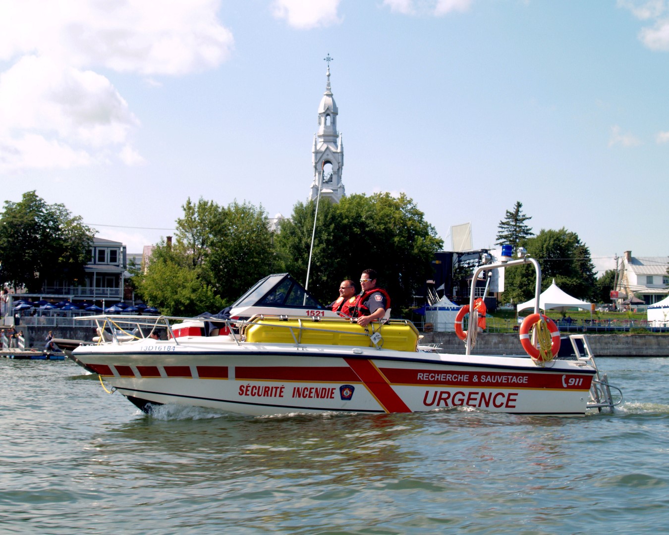 L’unité 1521 patrouille les eaux du Richelieu. À bord de l'embarcation, les pompiers Montpetit et Noiseux. Pour leur porter assistance, le Service de sécurité incendie de Beloeil dispose également d’une embarcation plus petite, l’unité 1821.