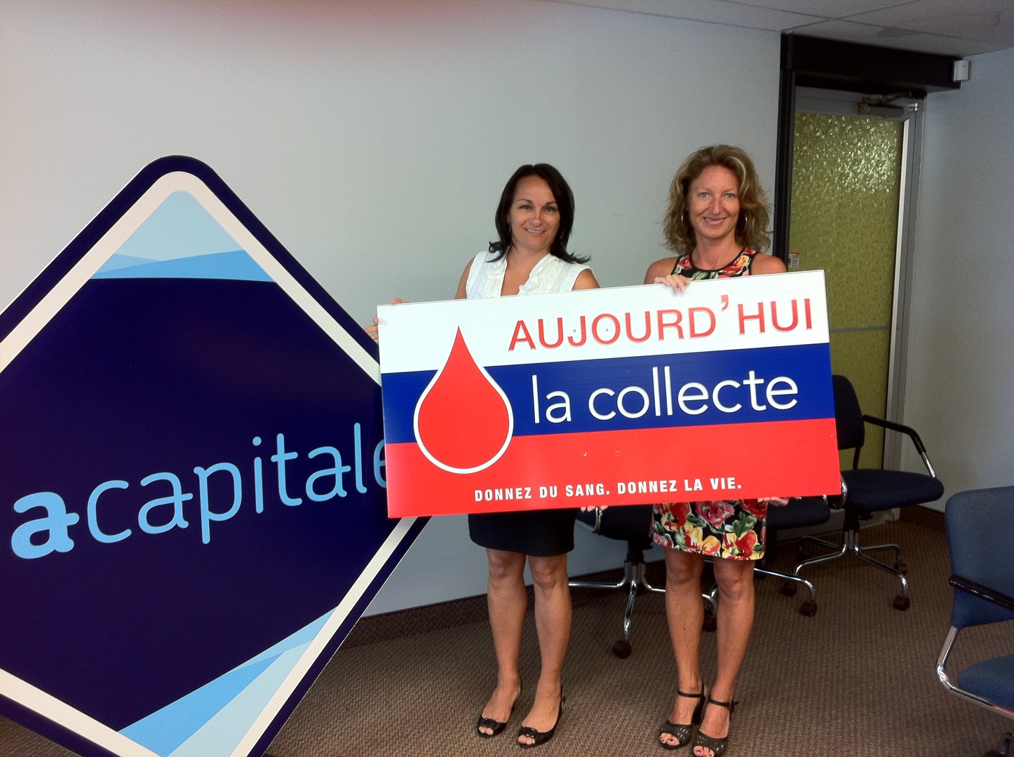 Sylvie Roy, directrice générale du mail Montenach, et Nicole Turcot, courtière immobilière agréée, invitent les gens à venir donner du sang.