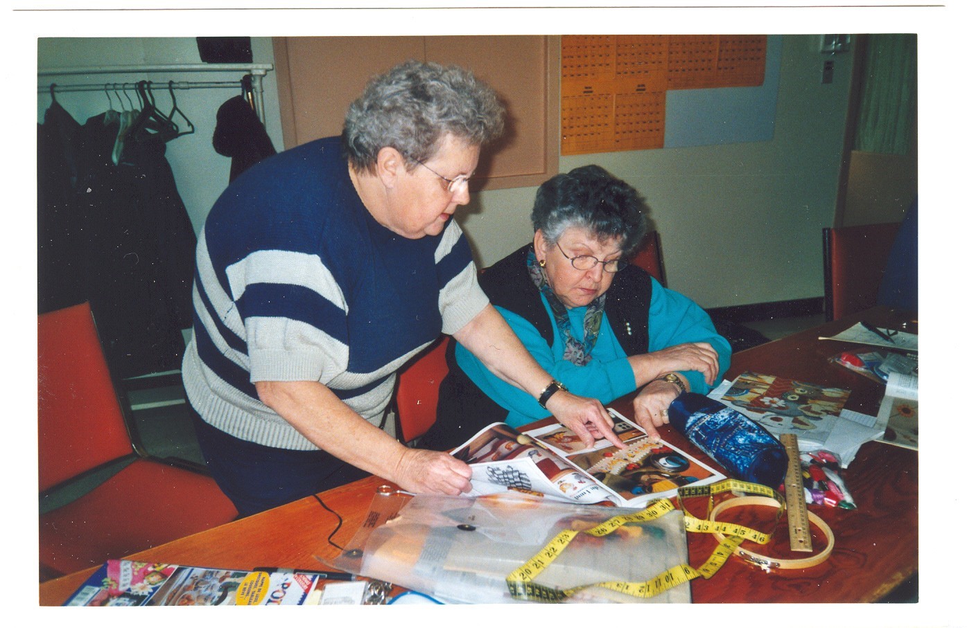 Huguette Tessier et Jeannine Chaloux lors d’un atelier de couture et de broderie. (Photo : Courtoisie)