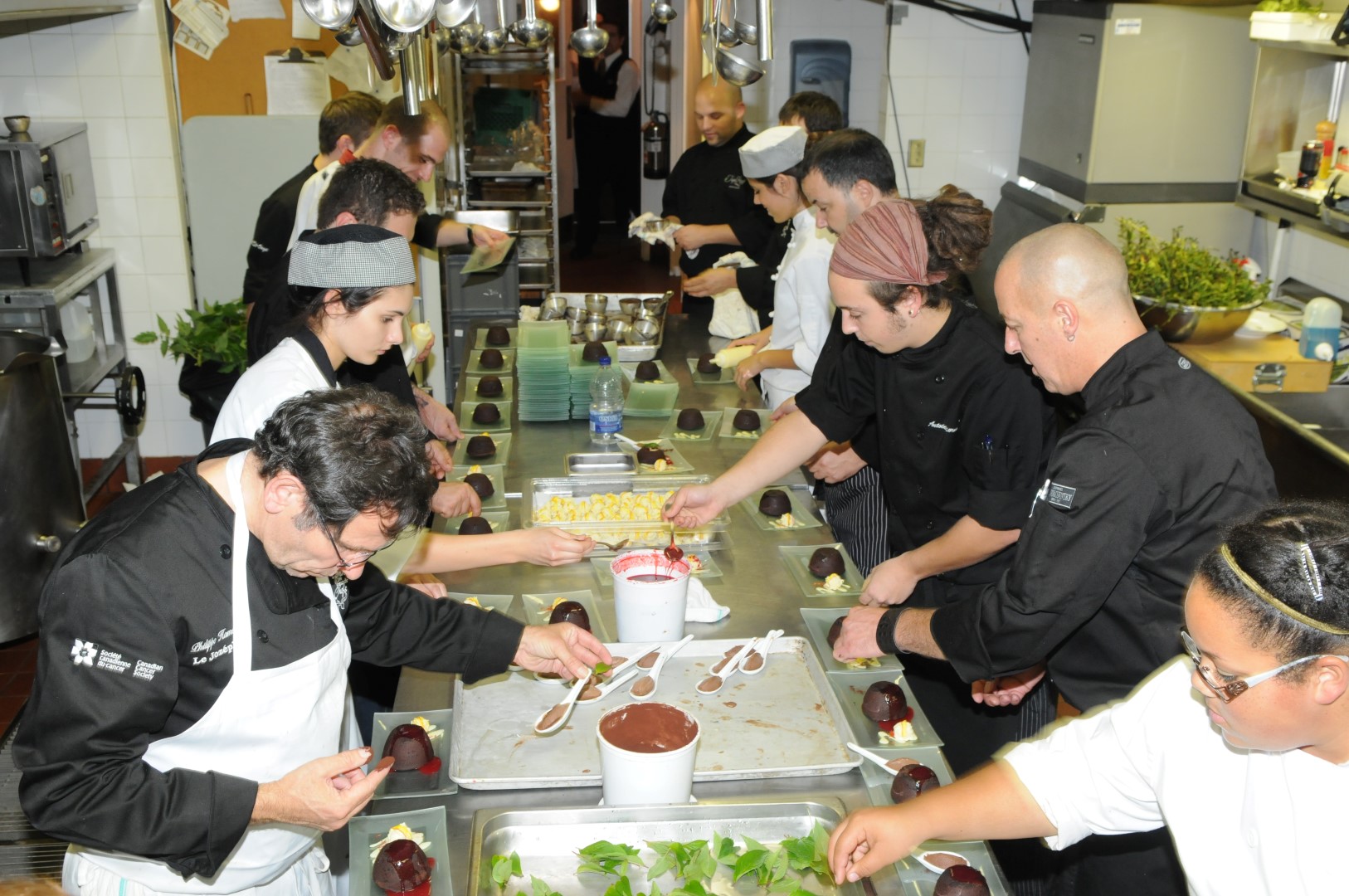 Les chefs qui prennent part au Gala des Grands Chefs doivent s'entraider afin de préparer un repas gastronomique sept services. La majorité des chefs qui étaient présents l'an passé seront de retour cette année, pour le plus grand plaisir des papilles de tous ! (Photo : Courtoisie)
