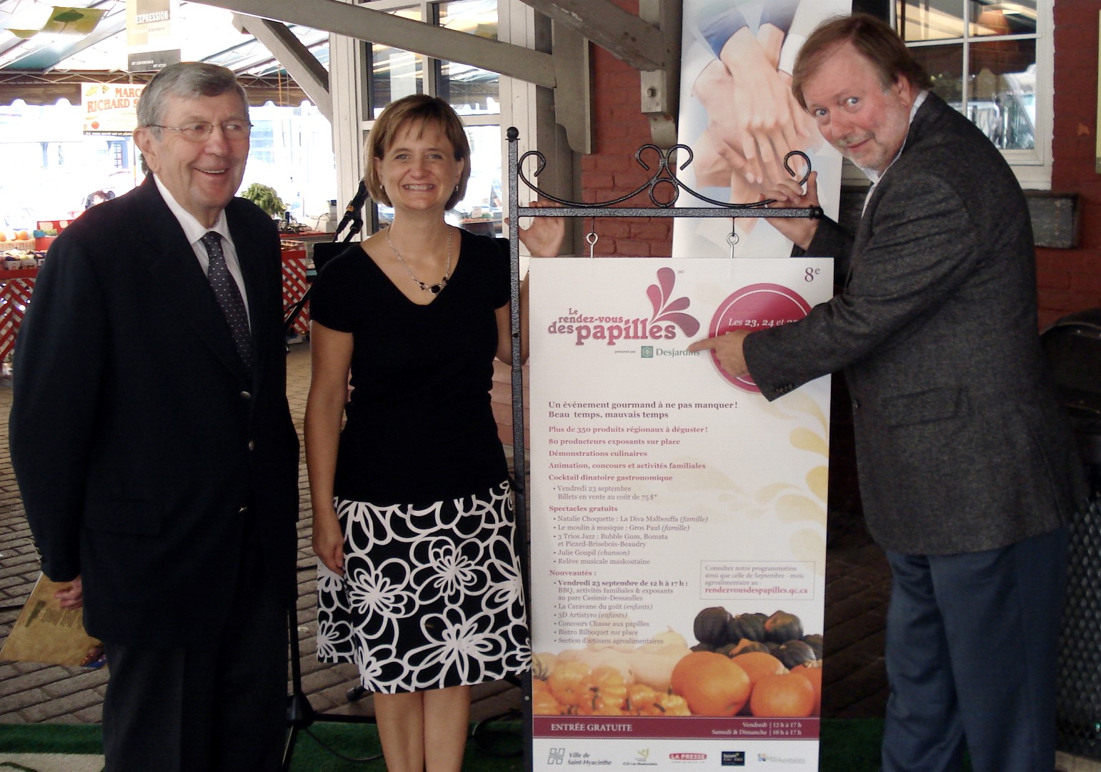 Le président et la directrice générale du Rendez-vous des papilles, Ray-Marc Dumoulin et Louise Lapointe, en compagnie du président d'honneur de l'événement, le journaliste et commentateur agroalimentaire, Lionel Levac. (Photo : Nathalie Paquin)