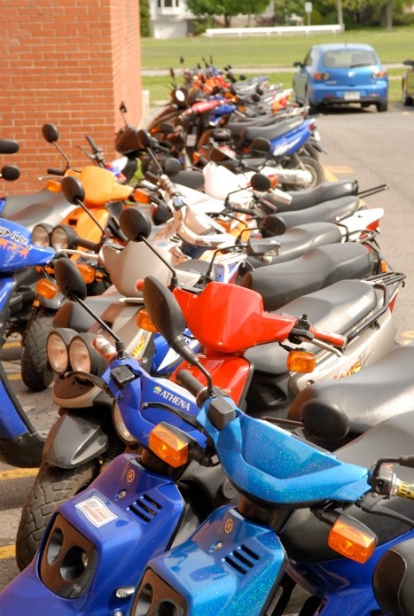 De plus en plus populaire chez les jeunes, les cyclomoteurs causent bien des maux de tête aux élus et à la Régie intermunicipale de police Richelieu-Saint-Laurent. (Photo : Luc Giard)