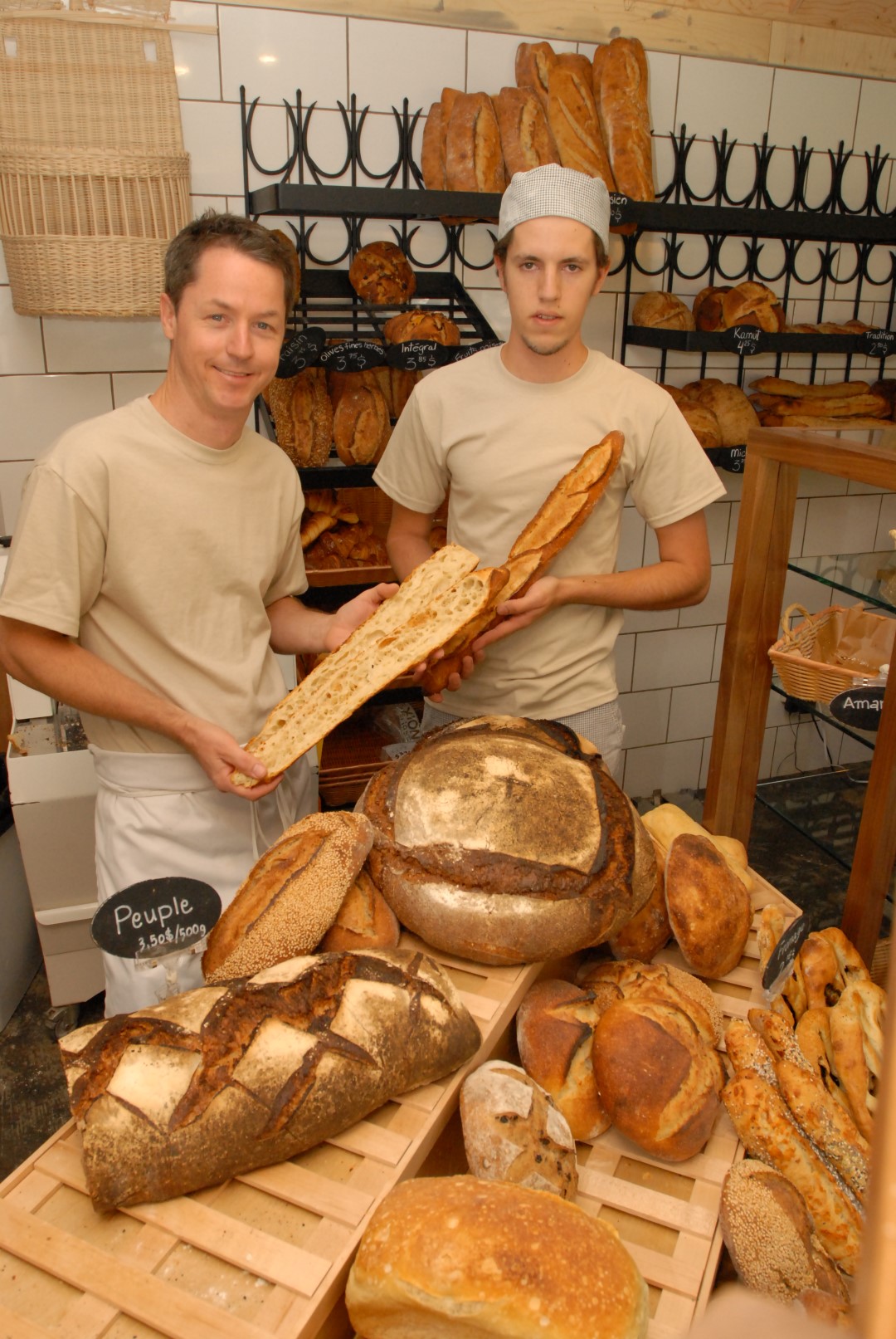 Martin Falardeau, de la boulangerie Le Pain dans les voiles à Mont-Saint-Hilaire, et son apprenti Hubert Locuratolo se rendront en France pour représenter le Canada au concours Le Mondial du pain. (Photo : Luc Giard)