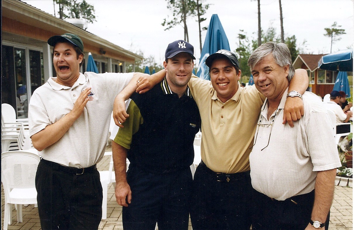 Lors d'un tournoi de golf de la Polybel il y a quelques années, trois anciens élèves ont rencontré, avec plaisir, leur Vieux prof de maths Lambert Léveillé qui, maintenant retraité de la Polybel, fait de la suppléance au Collège Saint-Hilaire. À noter que lors de la prise de cette photo ni Vincent Proulx, du service des finances à la ville de Pointe-Claire, ni Éric Baron, de la plomberie Edouard Baron, et ni Patrick Girard, de Bombardier, n'avaient d'enfants. Aujourd'hui, ils en ont plusieurs et jouent beaucoup moins au golf. Quant au Vieux Lambert, il est maintenant grand-père et joue beaucoup plus souvent. Étrange la vie.