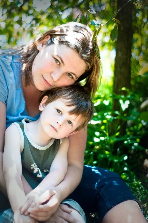 Amélie St-Jean en compagnie de son fils Antoine, un de ses quatre enfants. (Photo : Courtoisie)
