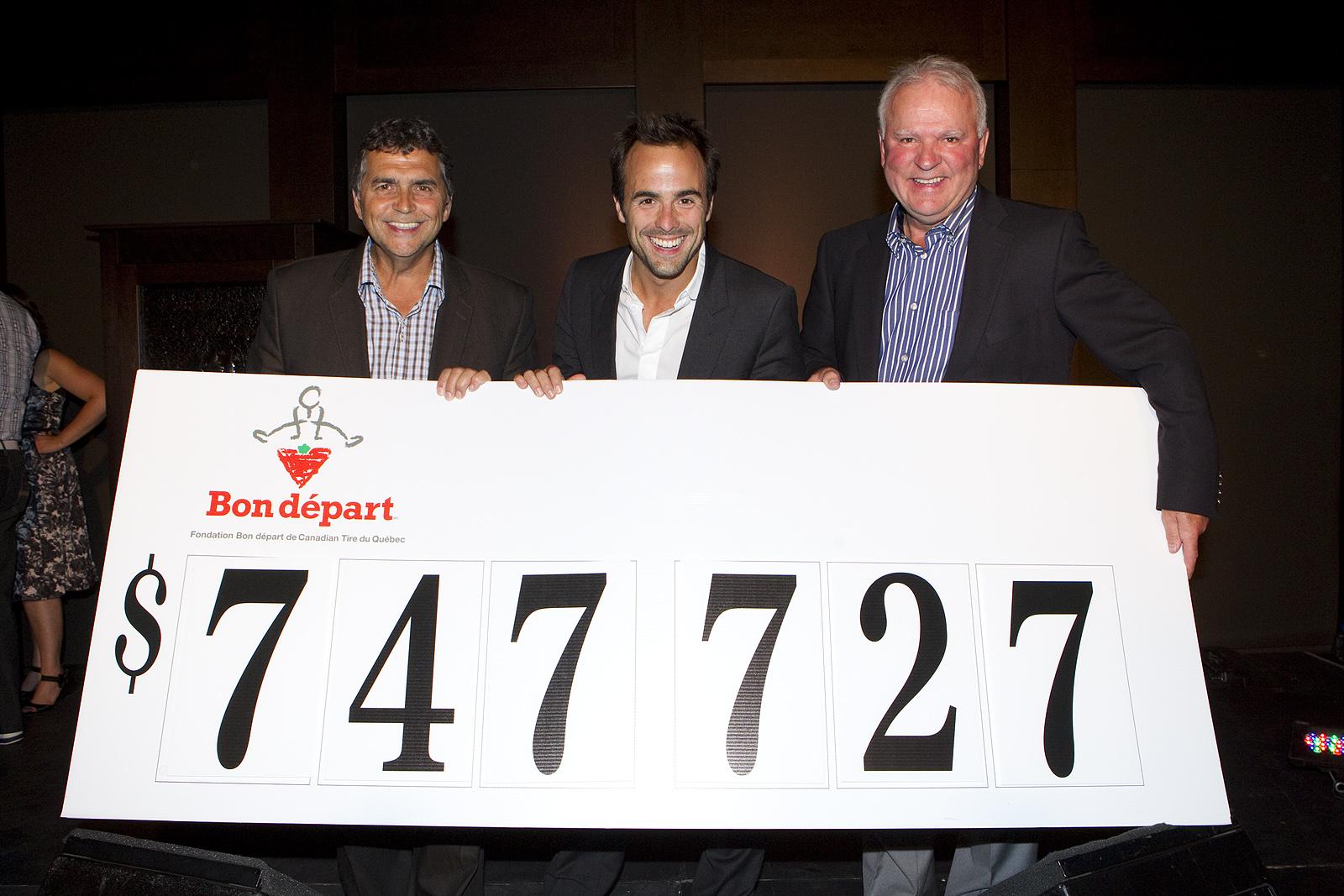 747 727 $ - Record fracassant au Tournoi de golf annuel de la Fondation Bon départ de Canadian Tire du Québec qui accueillait son nouveau porte-parole, Sébastien Benoît, que l'on voit ici en compagnie du président sortant de la Fondation, Yves Gagné, marchand à Sainte-Foy, ainsi que Jean-Yves Perreault, directeur du tournoi et marchand à Sherbrooke.