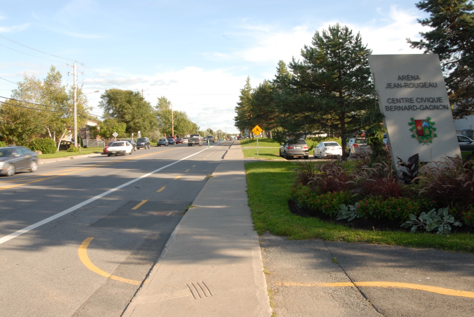 Des résidants de Saint-Basile-le-Grand s’inquiètent du manque de signalisation et des nombreux excès de vitesse sur la rue Bella-Vista, aux abords du Centre civique Bernard-Gagnon et de l’aréna Jean-Rougeau. (Photo : Luc Giard)