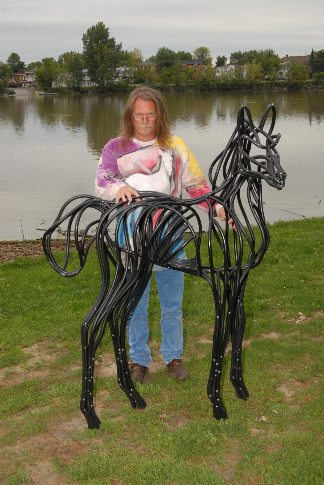 Daniel-Vincent Bernard fait tirer une de ses sculptures