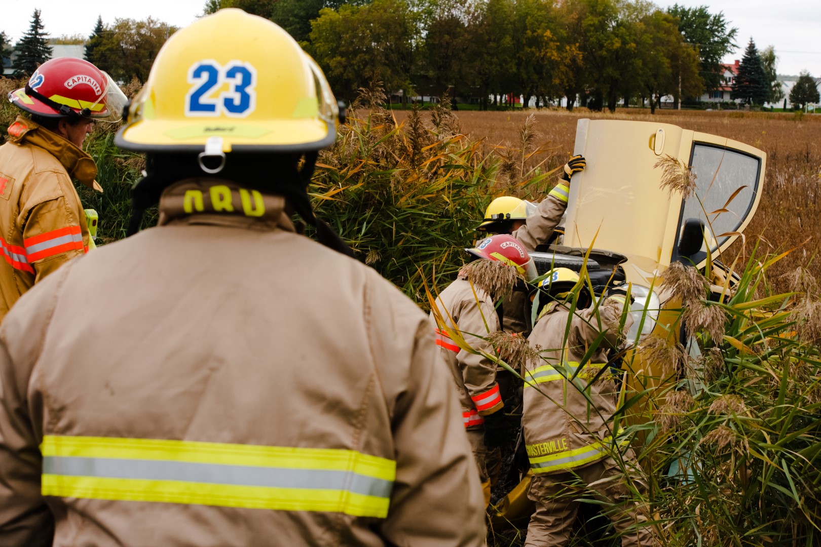 Une voiture fait des tonneaux