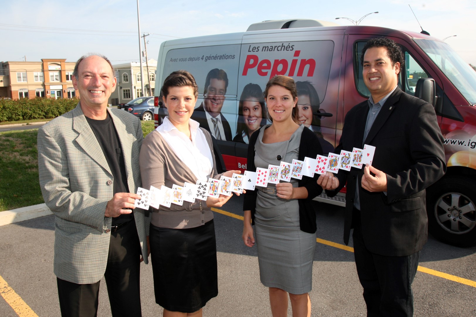 De gauche à droite : Michel Marceau, directeur de l'école secondaire Polybel, Cynthia et Annie Pepin, des Marchés Pepin IGA et présidentes d'honneur de la soirée, ainsi que Jean-Yves Labadie, président de la Fondation Polybel. (Photo : P.P.M. Robert Gosselin)