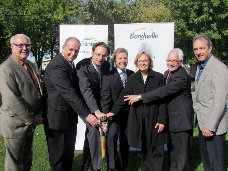 De gauche à droite : Gilles Plante, préfet de la MRC de la Vallée-du-Richelieu et maire de McMasterville; Stéphane Bergeron, député de Verchères; Jérôme Bonduelle, directeur général, Bonduelle Amérique du Nord; Daniel Caumartin, vice-président et chef de la direction financière, Bonduelle Amérique du Nord; Guylaine Lehoux, vice-présidente croissance, Gaz Métro; Jacques Villemaire, maire de Saint-Denis-sur-Richelieu; Martin Lévesque, maire de Saint-Antoine-sur-Richelieu. (Photo : Courtoisie)