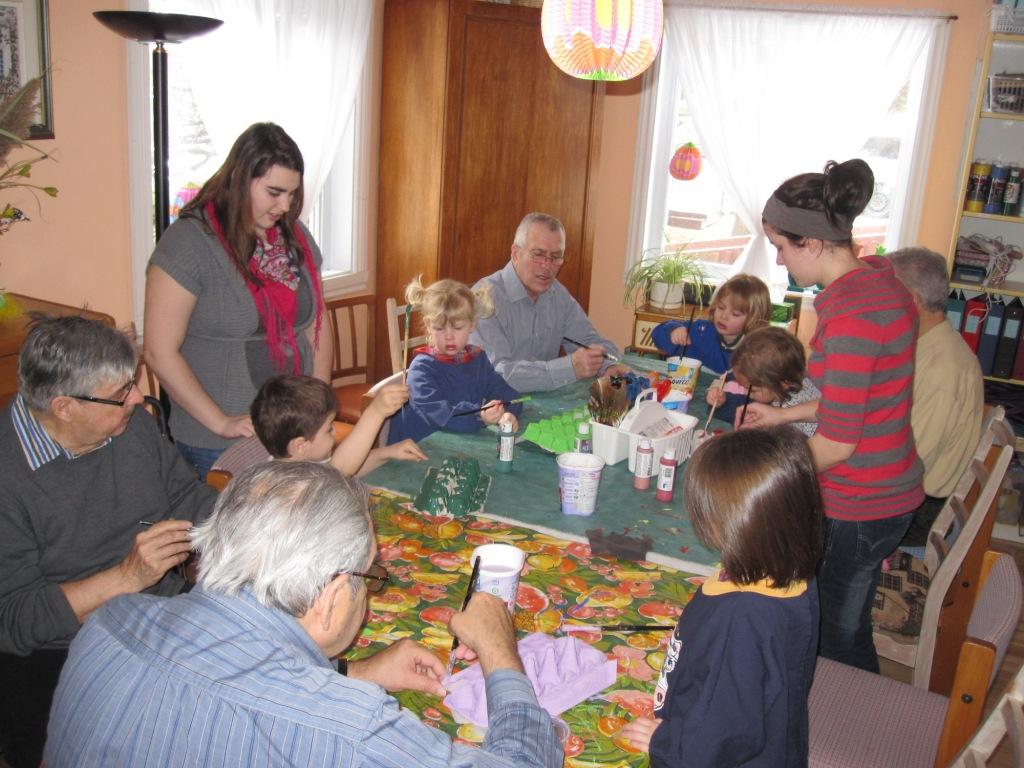 Le Pavillon des aînés, à Beloeil, offre une quinzaine d'activités par jour, dont des projets d'art collectifs avec les enfants de la halte-garderie. (Photo : Courtoisie)