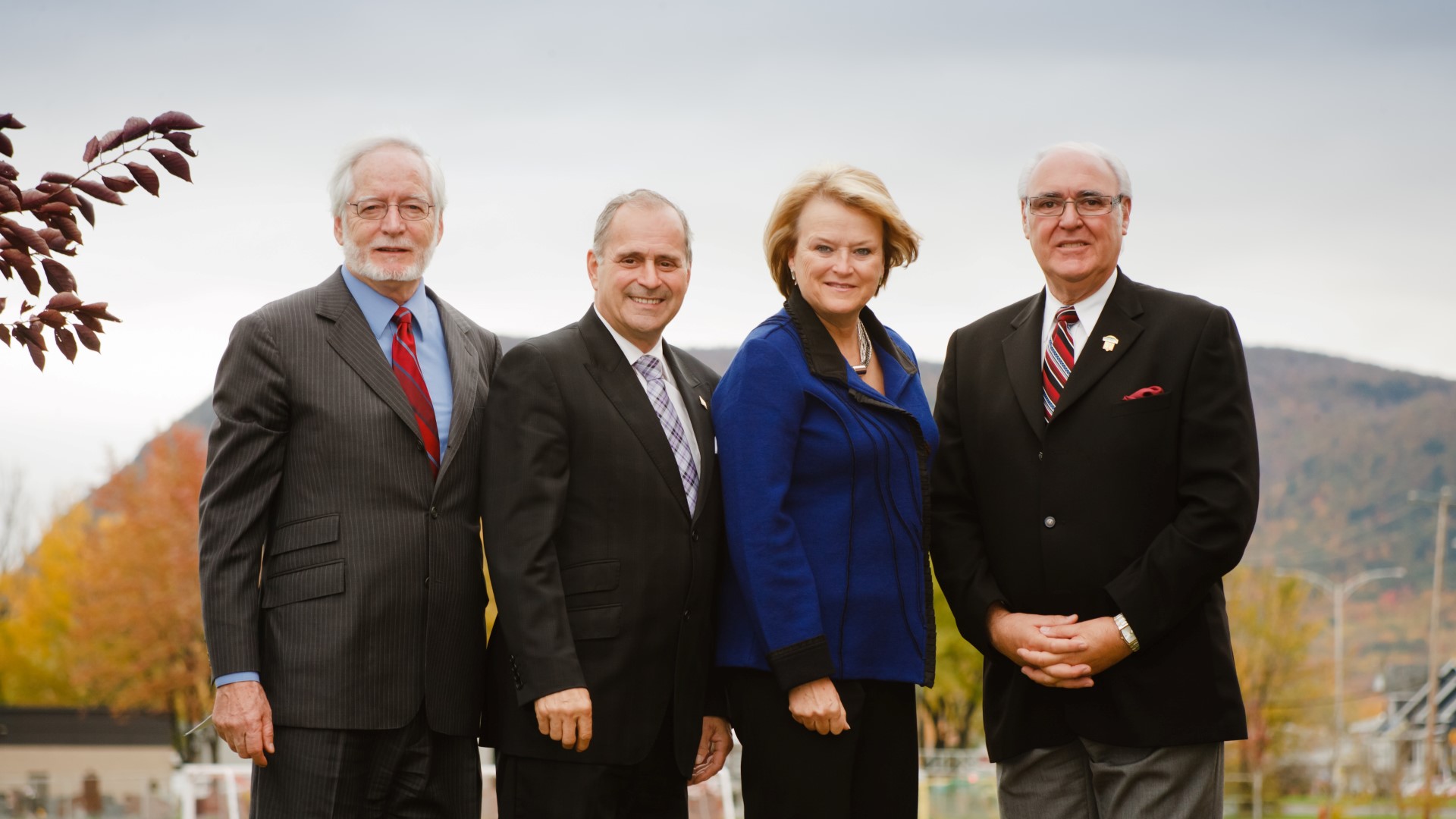 Le maire de Mont-Saint-Hilaire, Michel Gilbert, le président de la CRÉ Montérégie Est, Arthur Fauteux, la ministre du Tourisme et responsable de la Montérégie, Nicole Ménard, et le préfet de la MRC de la Vallée-du-Richelieu et maire de McMasterville, Gilles Plante, ont annoncé, le 21 octobre, le lancement d’un projet pour la protection et la mise en valeur des Montérégiennes, chaînon de collines dont fait partie le mont Saint-Hilaire. (Photo : Patrick Maher)