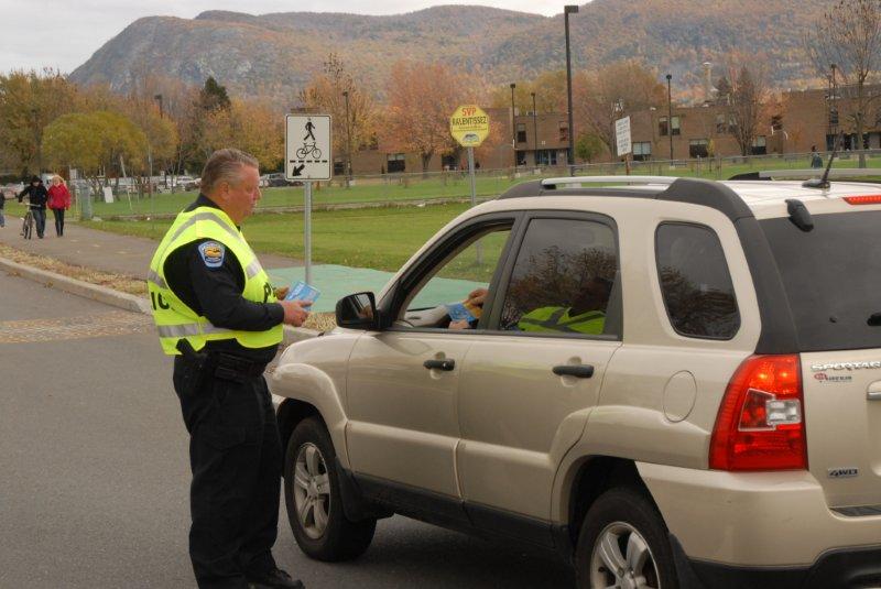 Posté au coin du boulevard Constable et de la rue Mon Loisir, près de l’École d’éducation internationale de McMasterville, le policier Jean-Marc Bouchard a distribué des feuillets d’information sur l’importance d’adopter un comportement sécuritaire et respectueux les uns des autres aux intersections et aux passages pour piétons. (Photo : Luc Giard)