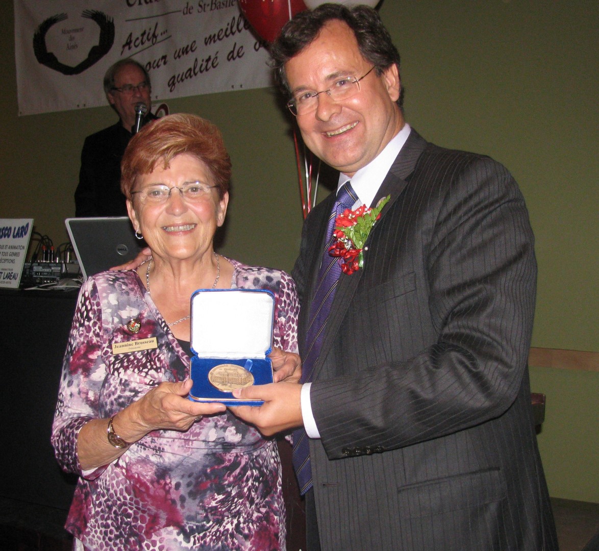 Le député provincial de Chambly, Bertrand St-Arnaud, a profité des récentes festivités entourant le 40e anniversaire du Club de la Gerbe Dorée de Saint-Basile-le-Grand pour décerner la médaille de l’Assemblée nationale à Jeannine Brosseau. (Photo : Courtoisie)