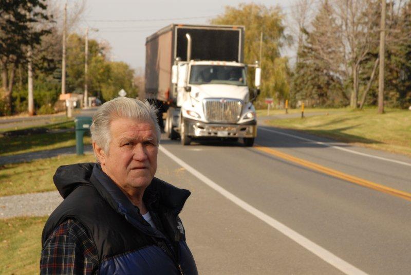 L’Hilairemontais Albert Churchill souhaite qu’on interdise le transport lourd sur le chemin des Patriotes. (Photo : Luc Girard)