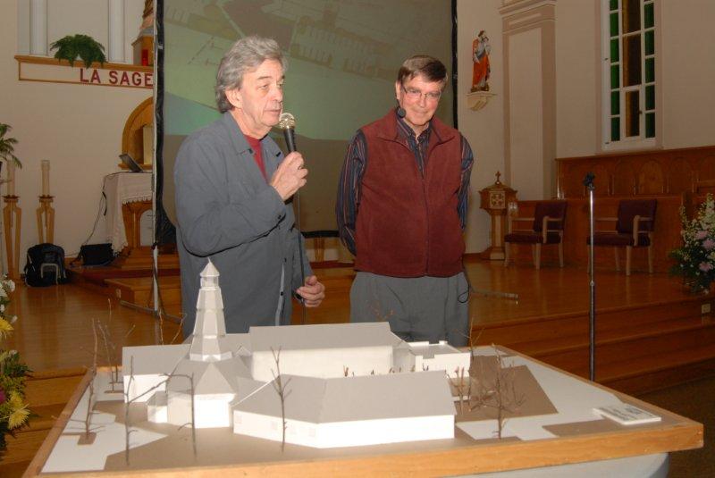 L’architecte Hubert Chamberland et le prêtre de la paroisse Trinité-sur-Richelieu, André Nolin, ont dévoilé, le 10 novembre dernier, les détails concernant le lieu de culte qui remplacera l’église Sainte-Maria-Goretti, à Beloeil. (Photo : Luc Giard)