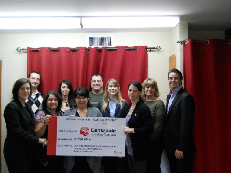 Présents sur la photo : Josquin Danis, de Parrainage civique de la Vallée-du-Richelieu, Nathalie Gagné, de Centraide Richelieu-Yamaska, Danielle Maurice, du Centre d'action bénévole de la Vallée-du-Richelieu, Sophie Roy, d'Entraide pour hommes de la Vallée-du-Richelieu, Marie Houle, de la Maison de répit l'Intermède, Nancy Lee, de Centraide Richelieu-Yamaska, Marie-Josée Cardin et Jean-Sébastien Granger, de la pharmacie Familiprix, Sylvain Morin, de la Maison des Jeunes des 4 fenêtres, et Mélanie Gauthier, de la Maison des jeunes La Traversée.