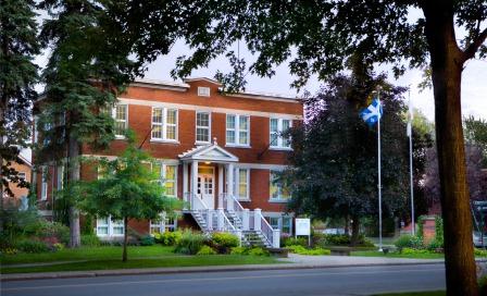Saint-Basile-le-Grand a récemment mérité une cote de quatre Fleurons sur cinq dans le cadre du programme de reconnaissance municipale des aménagements horticoles, baptisé Les Fleurons du Québec.