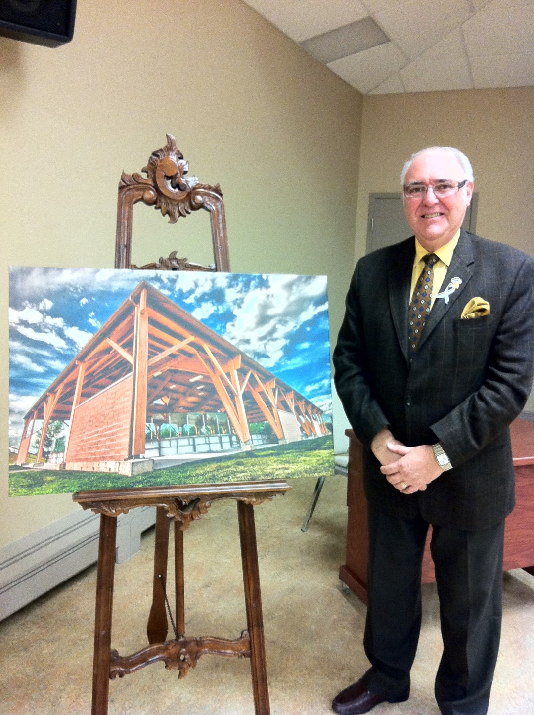 Le maire de McMasterville, Gilles Plante, s’est vu offrir une photo sur toile par le Club optimiste de McMasterville pour souligner son dévouement et son implication auprès de la jeunesse.