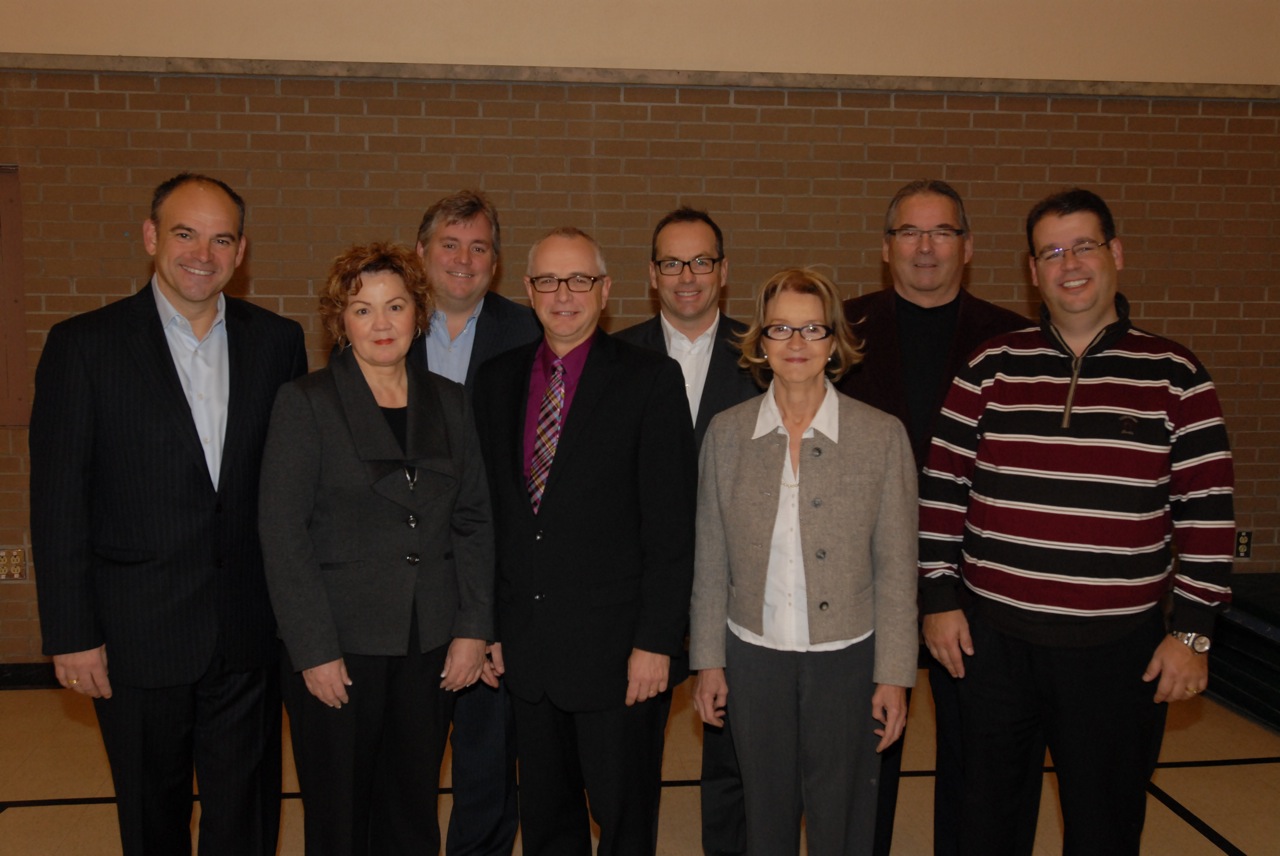 Les membres du conseil d'administration 2012 de la Fondation du Collège Saint-Hilaire : Jean-François Courchesne, Diane Lavoie, Martin Lesage, Patrice Daoust, Jacques Viens, Jocelyne Plamondon, votre humble serviteur et Sylvain Vinet. Absents au moment de la photo, Danielle Hébert et Serge Rouillard.