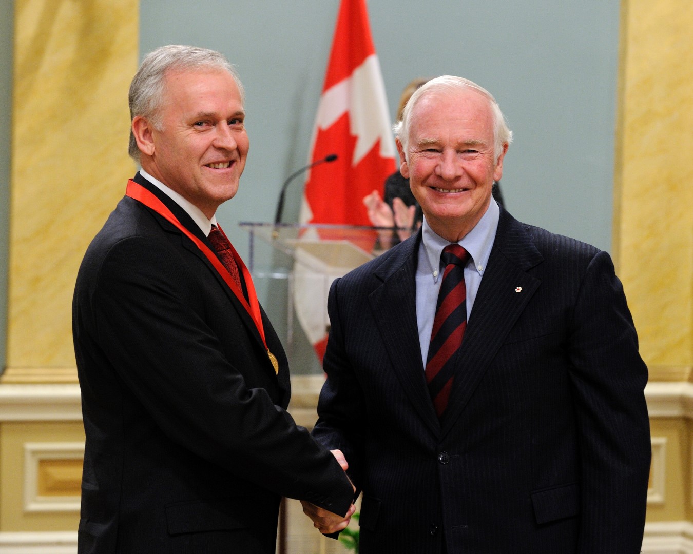 Le Montarvillois Raymond Bédard, professeur de quatrième secondaire à l’École d’éducation internationale de McMasterville, a reçu le Prix d’histoire du gouverneur général, le 12 décembre. C’est le gouverneur général lui-même, qui David Johnston, qui lui a remis.