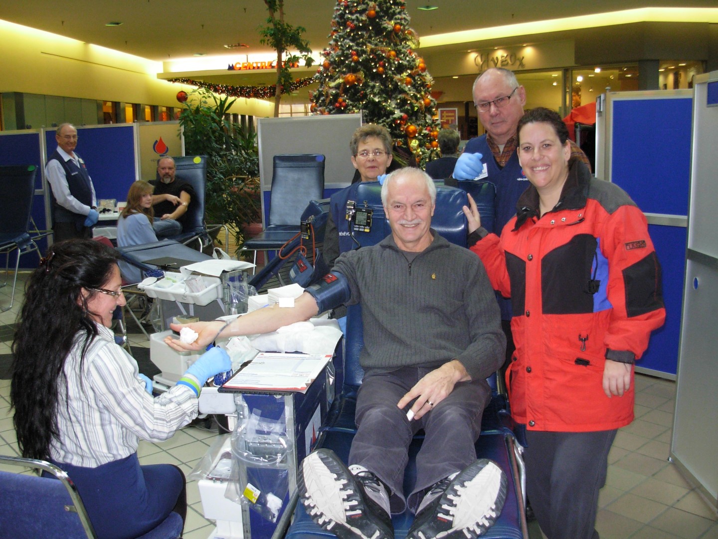 Sur la photo, Roger Castonguay est entouré de l’infirmière Francine, de l’adjointe administrative du Mail Montenach Anne-Marie Gosselin et des bénévoles Lise Chagnon et Ludovic St-Pierre.