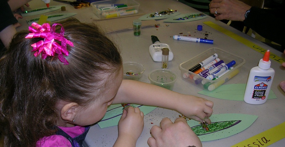 La programmation comprend deux nouveaux ateliers : l’atelier d’hiver et l’atelier de Pâques durant lesquels les parents peuvent bricoler avec leur enfant.