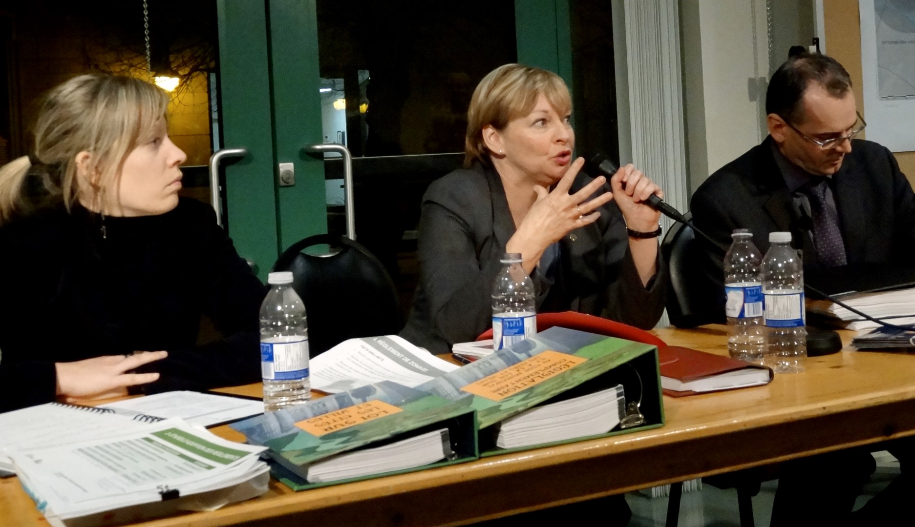 Divers intervenants ont mené la présentation, dont Marie-Claude Aubin, urbaniste et vice-présidente urbanisme, environnement et développement durable du Groupe IBI DAA, qui a répondu aux questions des citoyens, entourée de Véronique Landry, greffière à la Ville de Beloeil, et Denis Laplante, directeur de la planification et du développement du territoire de Beloeil.