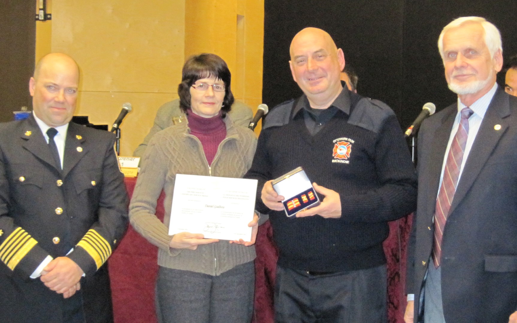 En compagnie de sa conjointe Carole Joly, le pompier Daniel Gadbois a été honoré par le directeur du Service de sécurité incendie d’Otterburn Park, John Thompson, et le maire Gérard Boutin pour ses 30 ans de service.