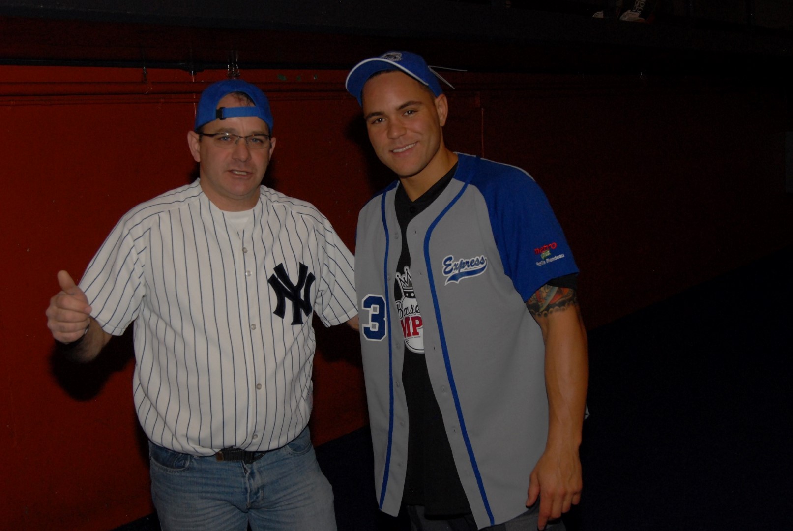 André Bergeron, président de l'Association de baseball mineur de Mont-Saint-Hilaire et d’Otterburn Park, était particulièrement fier de poser en compagnie du célèbre receveur des fameux Yankees de New York, Russell Martin, lors du camp de perfectionnement du 6 janvier dernier au Complexe Bell de Brossard. Ce n'est pas tous les jours qu'on peut rencontrer un joueur de baseball de la trempe de Russell Martin.