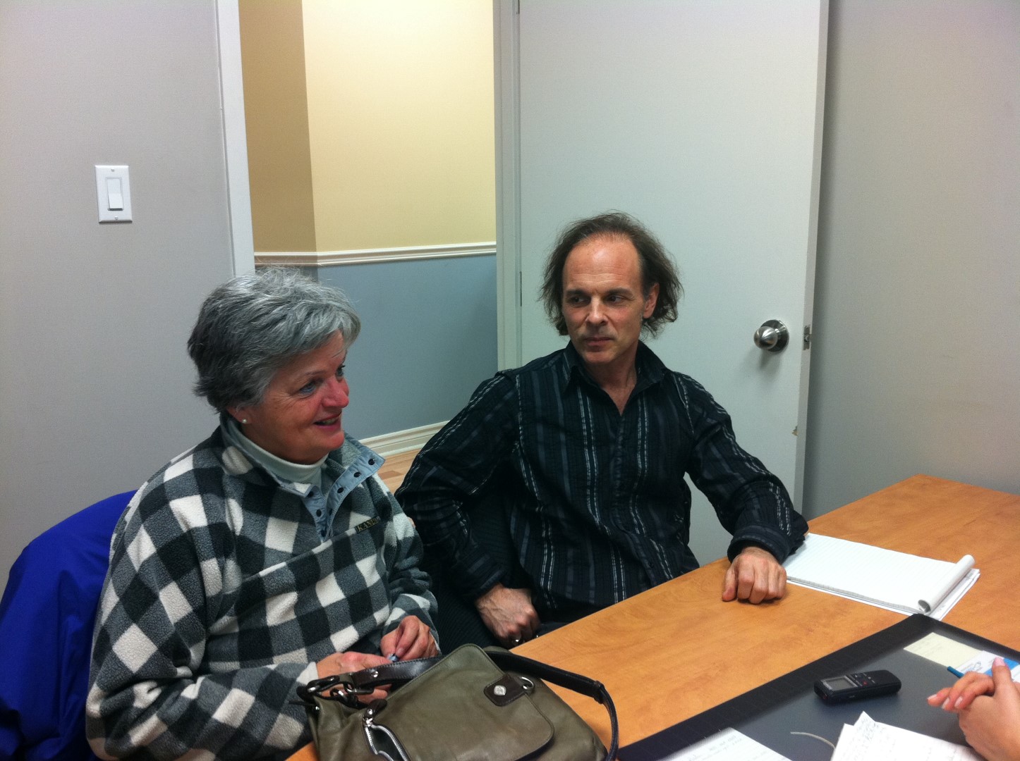 Danielle Lavoie et Luc Larivée, du Regroupement citoyen d’Otterburn Park contre les gaz de schiste, invitent toute la population à venir assister au dépôt de la pétition durant la séance du conseil, le 20 février, au Centre de la Pointe-Valaine, à Otterburn Park.