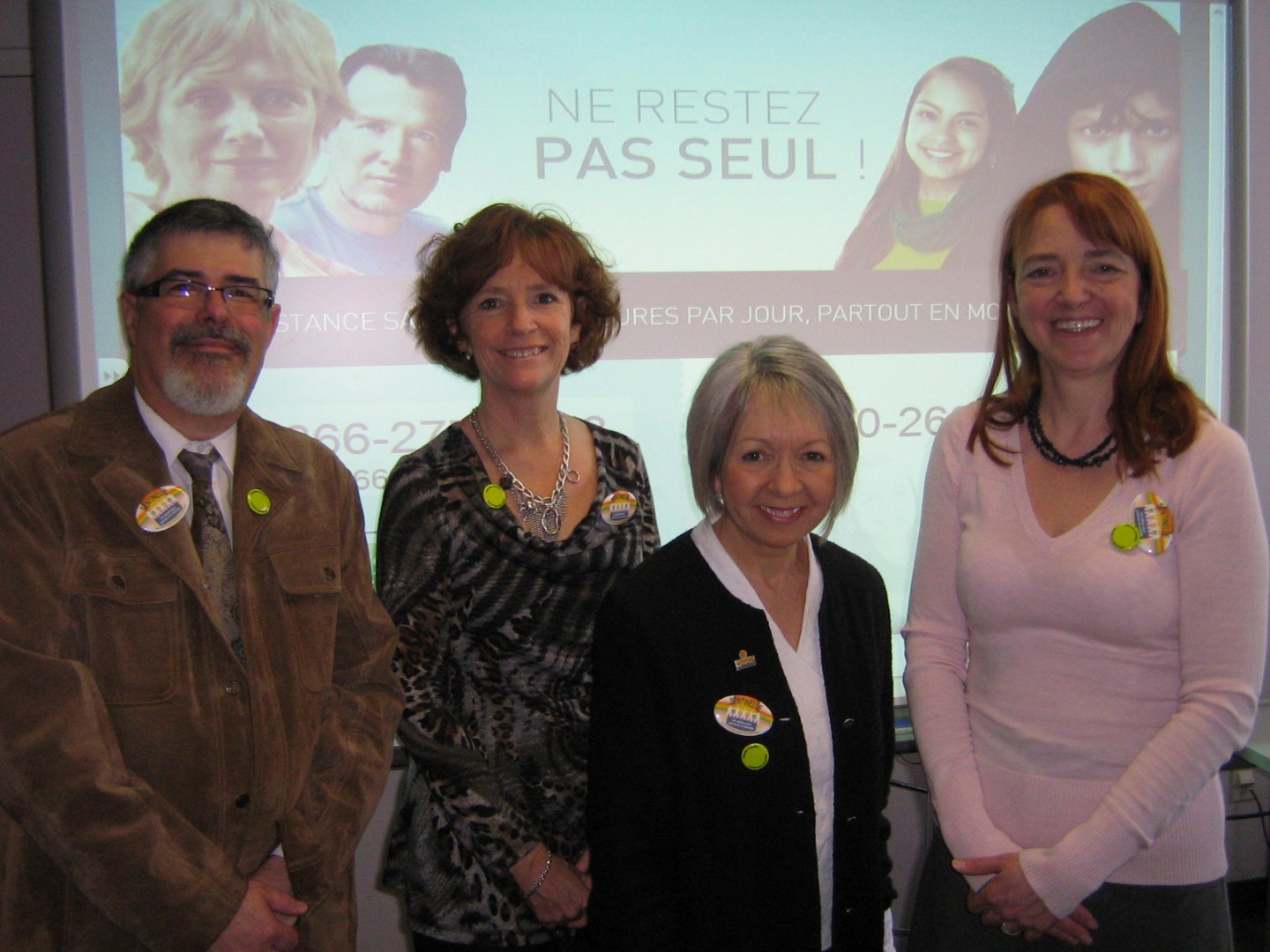 De gauche à droite : Michel Bourbeau, directeur général du Centre de prévention du suicide du Haut-Richelieu, Dre Jocelyne Sauvé, directrice de santé publique de la Montérégie, Andrée Bouchard, présidente de la Commission scolaire des Hautes-Rivières, et Lynda Tessier, présidente du Centre de prévention du suicide du Haut-Richelieu.