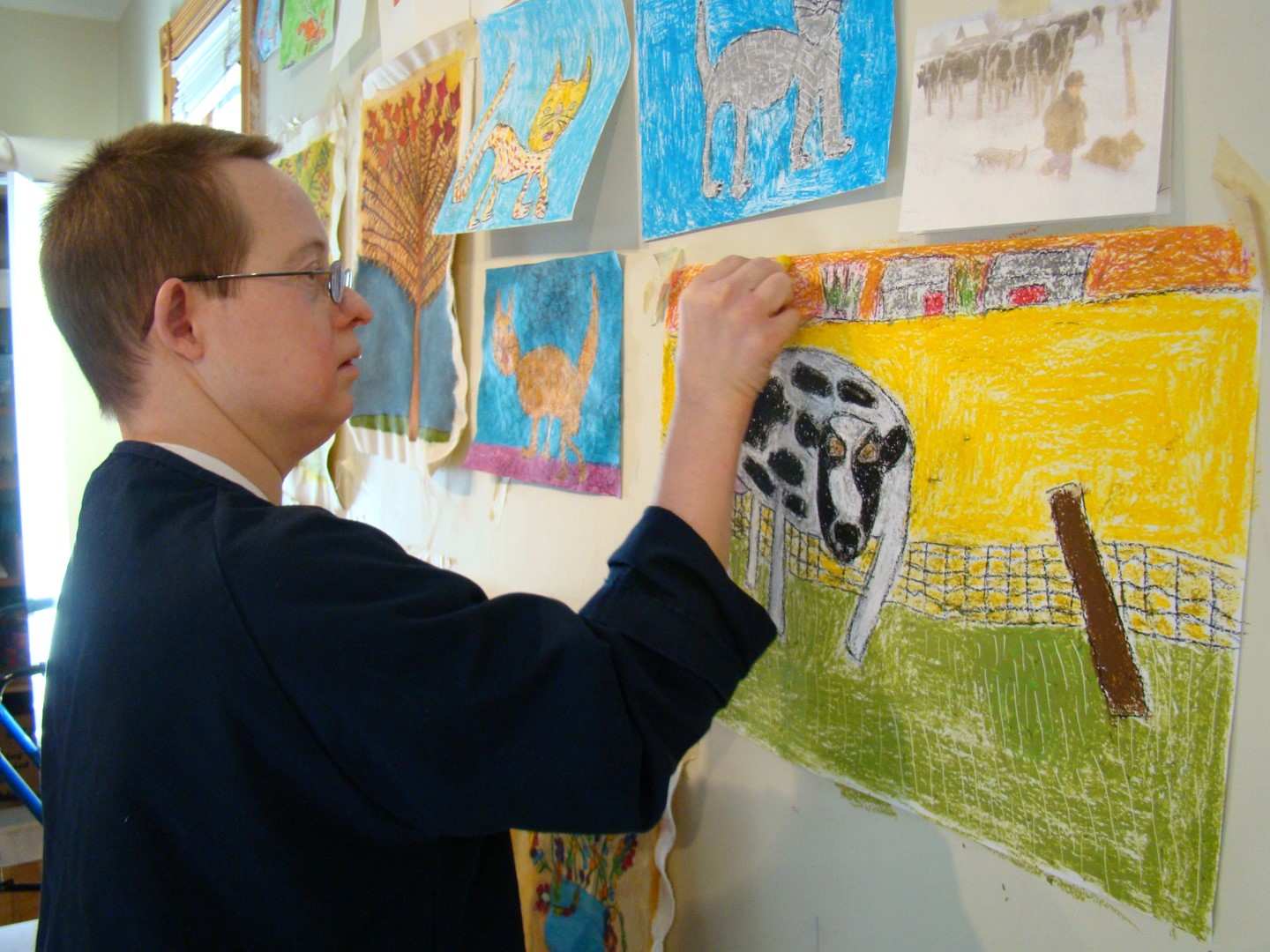 Les résidents qui veulent créer des toiles et de dessiner peuvent participer à l’atelier de création le pot-en-ciel.