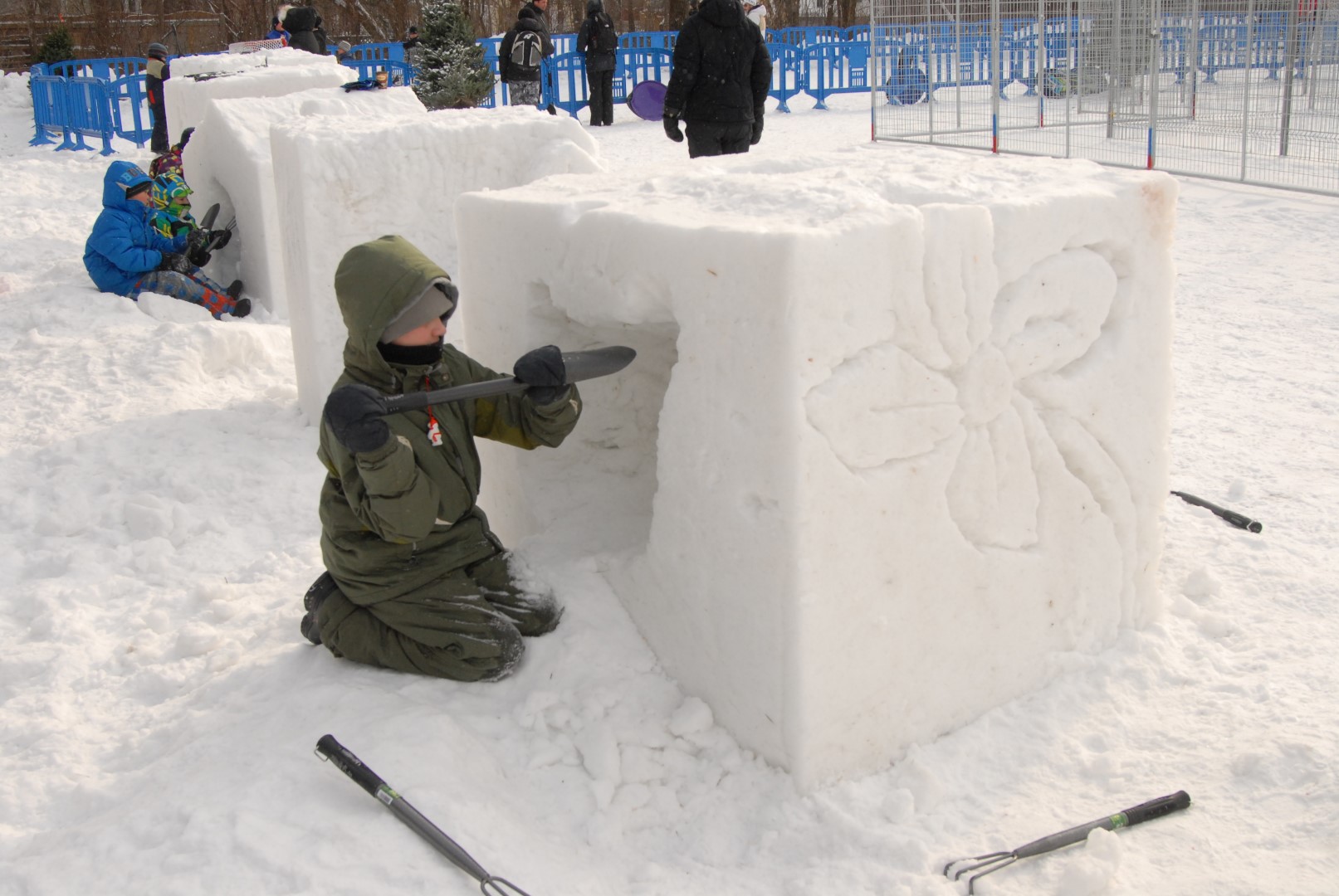 Une dizaine de blocs de neige étaient à la disposition des enfants. Plusieurs d’entre eux ont ainsi pu s’improviser sculpteurs.