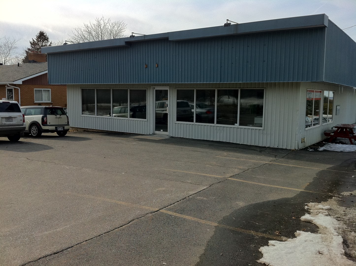 L’homme d’affaires otterburnois Claude Couture a intenté une poursuite judiciaire contre la Ville à la suite du refus de sa demande d’exemption à la règlementation concernant le nombre de cases de stationnement requises pour son immeuble commercial du 315, chemin Ozias-Leduc.